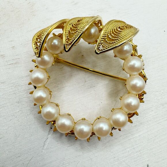 Hobe Vintage Pearl Circle Brooch With Filigree Leaves Gold Wreath Signed Costume - Picture 6 of 11